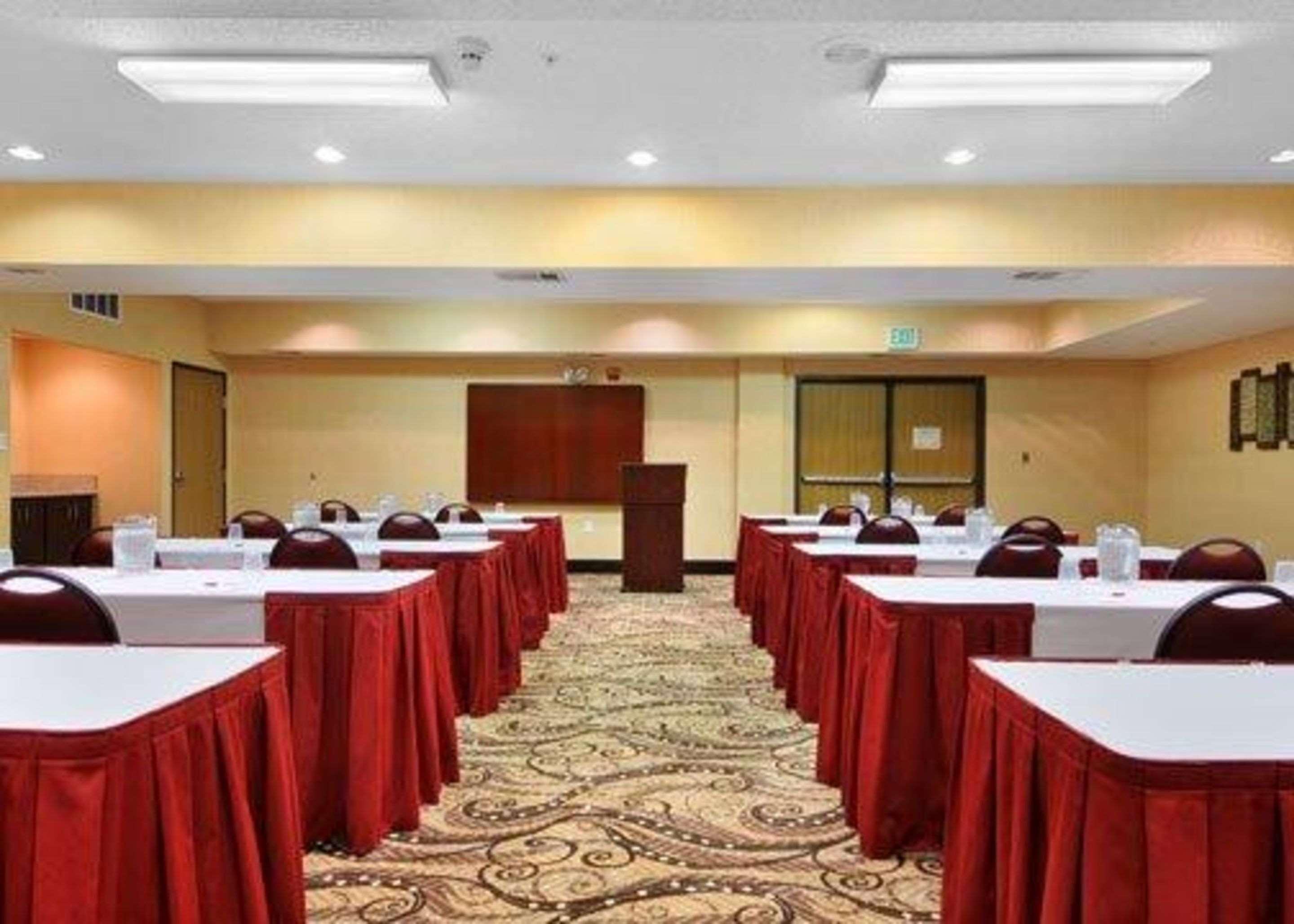 Hotel Comfort Dfw Airport 3*